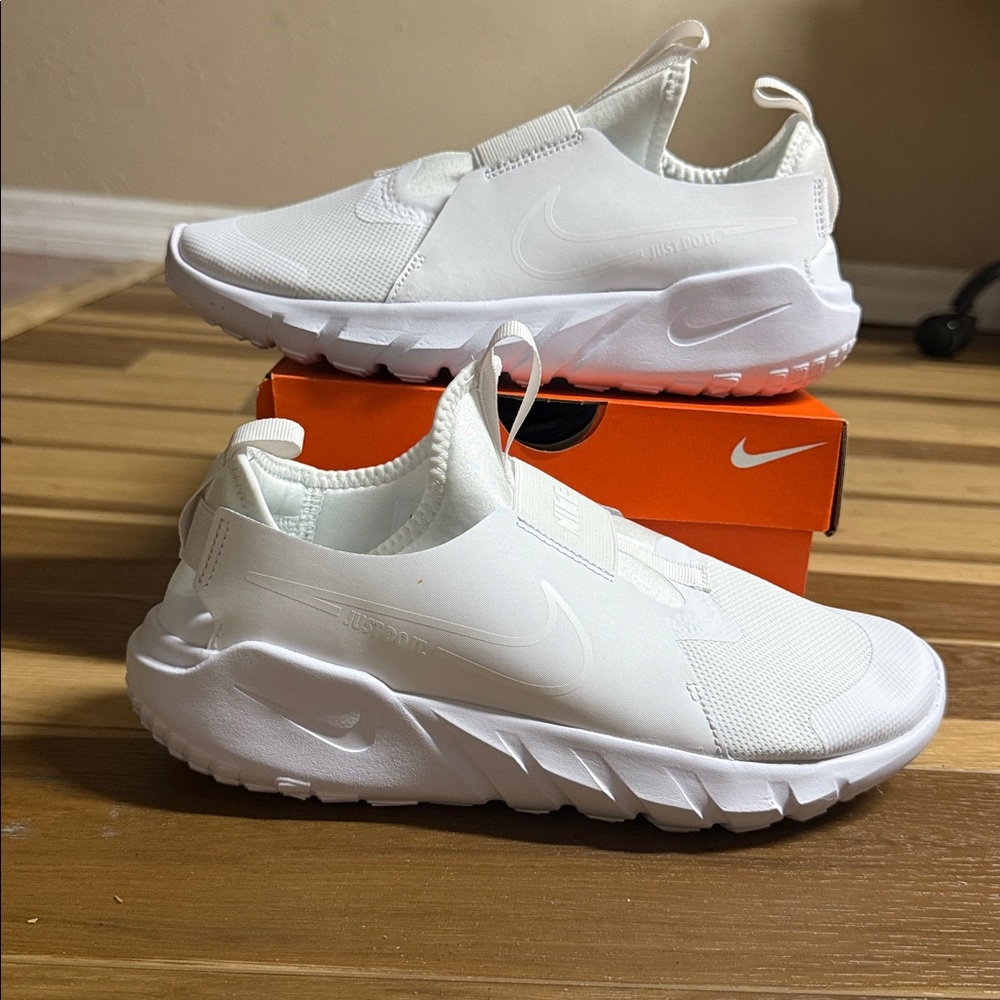 Nike White Slip-On Sneakers 8.5 women 7y men - Picture 3 of 4